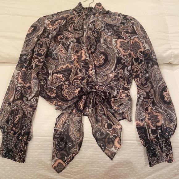 Elan Tops - Women’s blouse in a size S has a gathered neck and wrist. In great condition